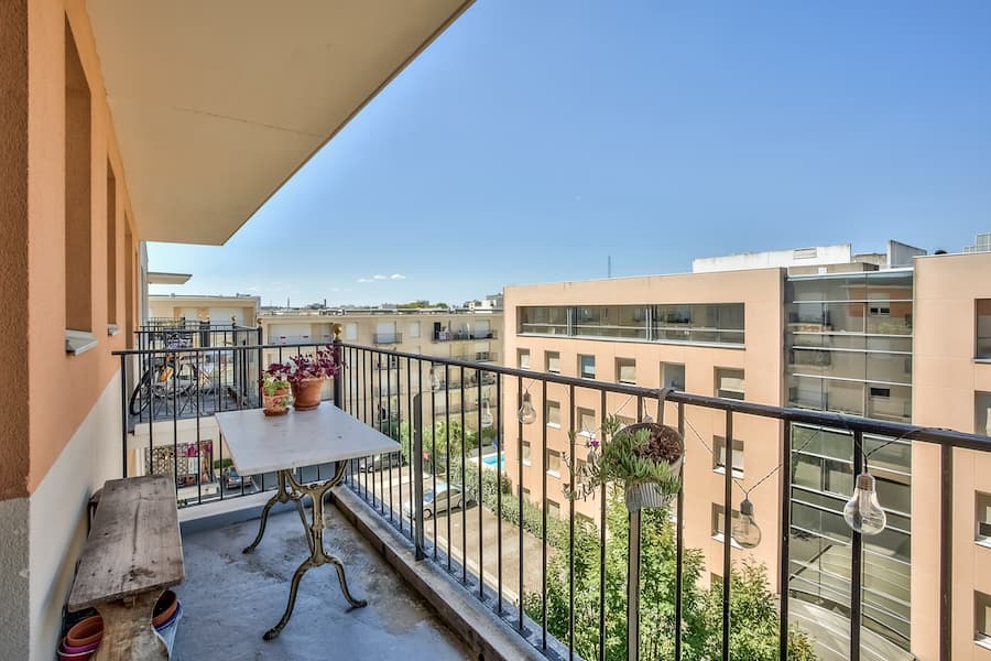 BORDEAUX, Deux pièces avec balcon et parking