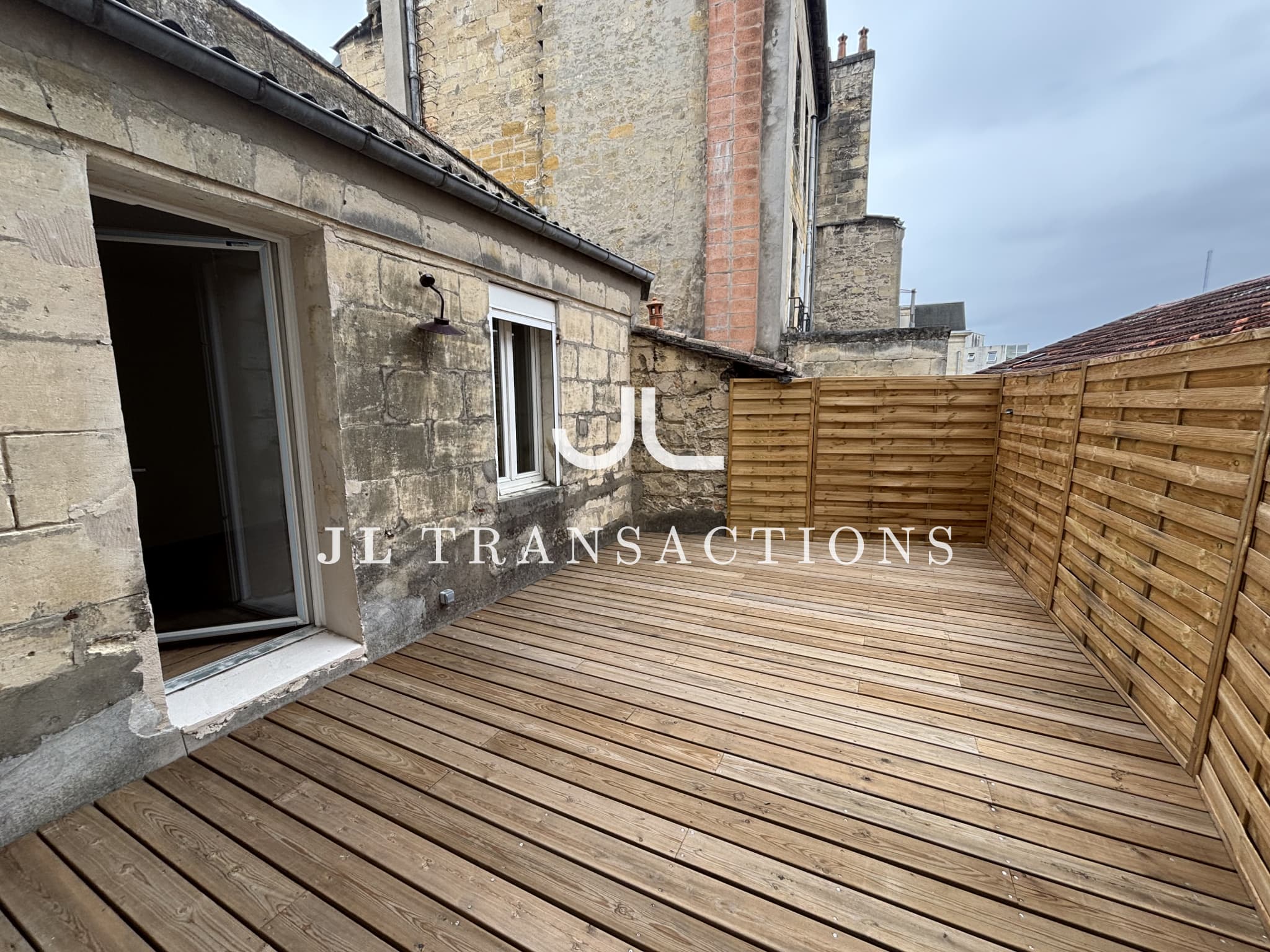 Pey-Berland - Appartement 3 pièces rénové avec une grande terrasse - 62,10m²